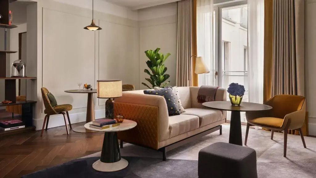 Gemütlicher Wohnbereich in der Suite mit Sofa und Pflanzen