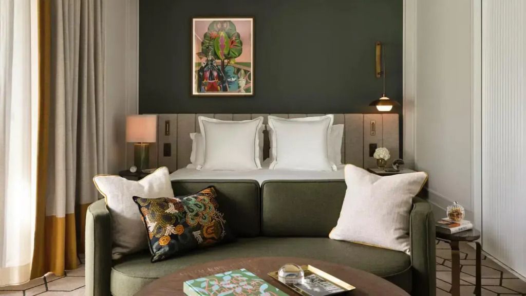 Elegantes Grand Premier Doppelzimmer mit stilvollem Dekor und luxuriösem Doppelbett