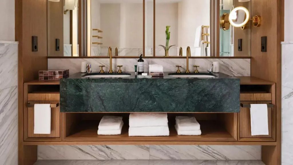 Luxuriöses Badezimmer mit Doppelwaschbecken und grüner Marmoroberfläche