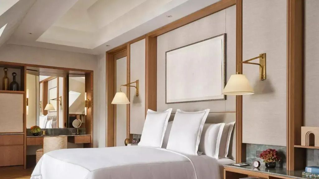 Elegantes Hotelzimmer mit luxuriösem Doppelbett und dezenter Beleuchtung