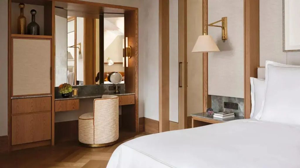 Komfortabler Schminktisch in einem schicken Hotelzimmer