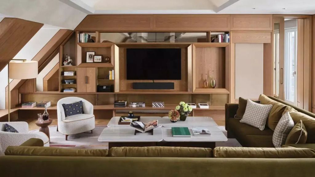 Luxuriöses Wohnzimmer mit eleganter Holzausstattung und großem Fernseher