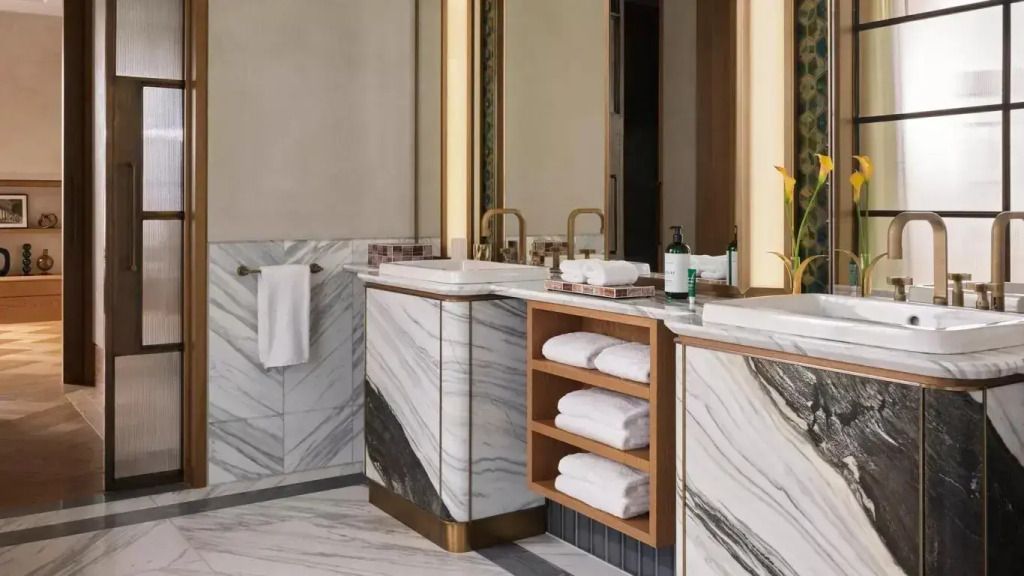 Stilvolle Badezimmereinrichtung mit Marmordesign und eleganten Armaturen