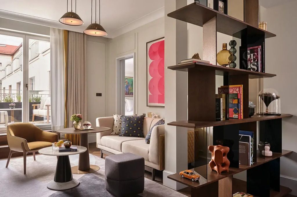 Luxuriöses Wohnzimmer mit Designer-Möbeln und dekorativen Regalen.