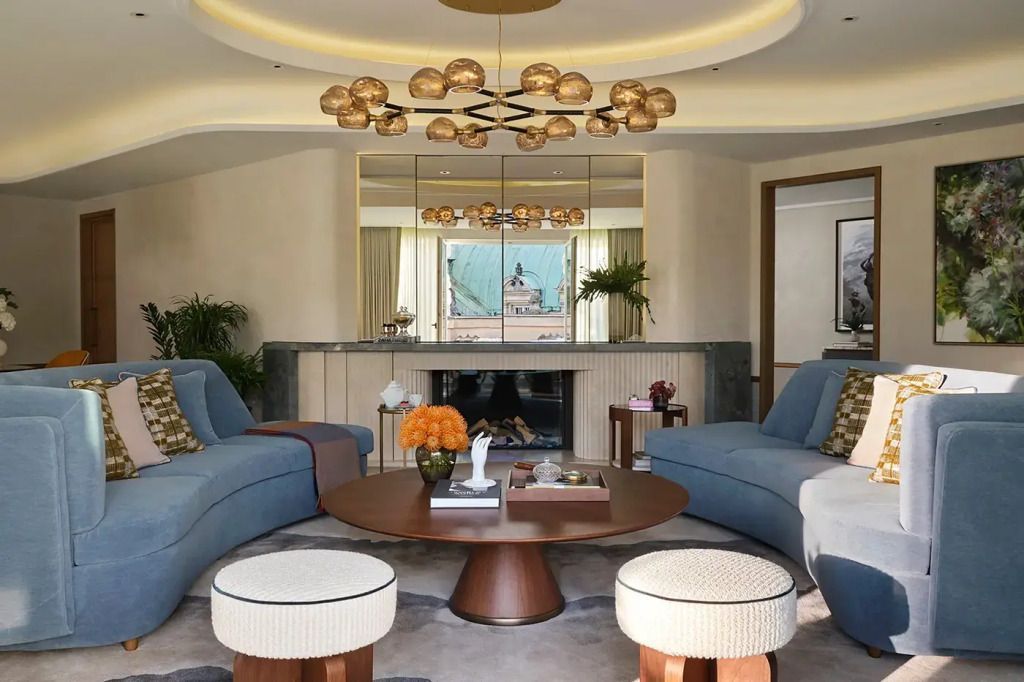 Luxuriöse Lounge mit stilvollen Möbeln und Kamin