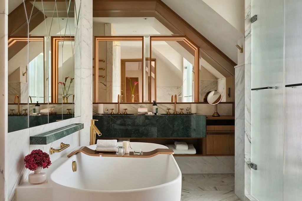 Modernes Badezimmer mit freistehender Badewanne und Marmordetails