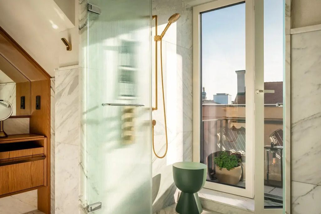 Dusche mit Glaswänden und Blick auf den Balkon