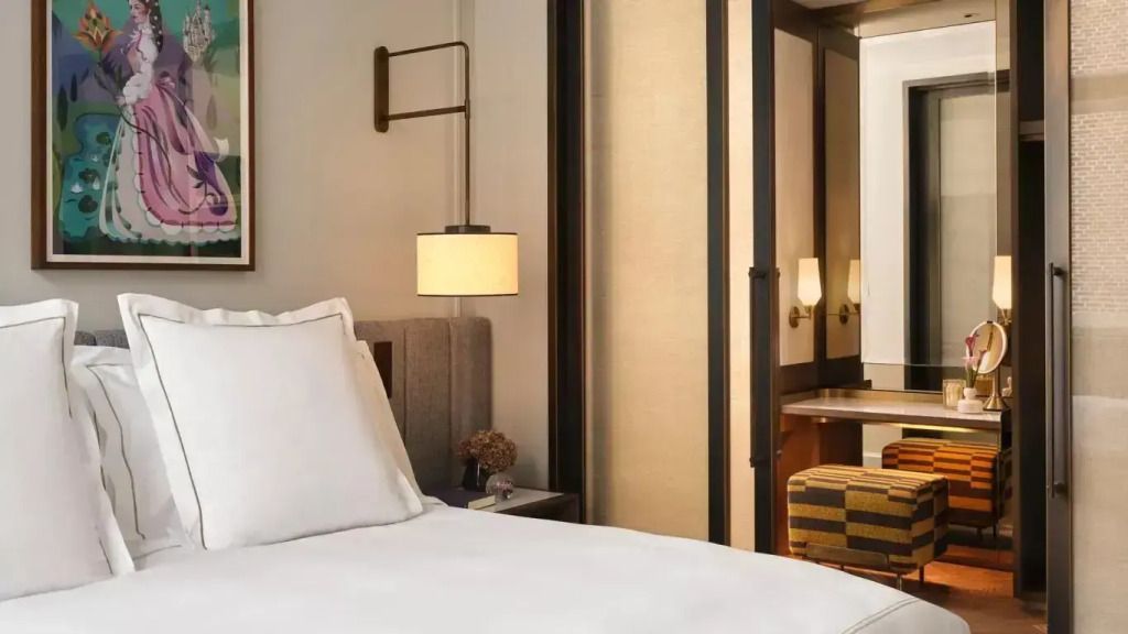 Elegantes Doppelzimmer mit stilvoller Beleuchtung und weichen Kissen im Rosewood Munich