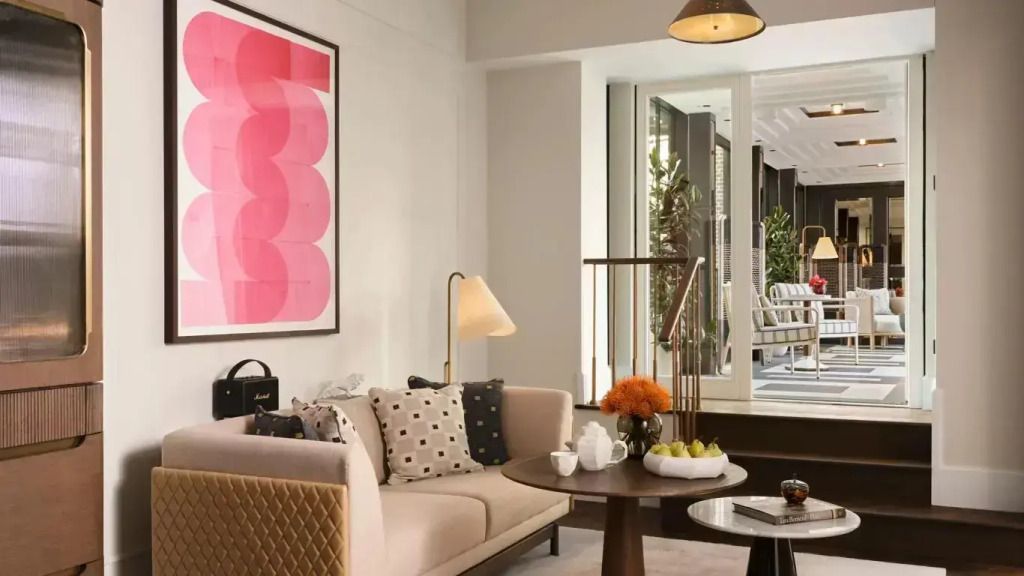 Gemütliche Sitzecke mit modernen Kunstwerken und Dekor im Rosewood Munich