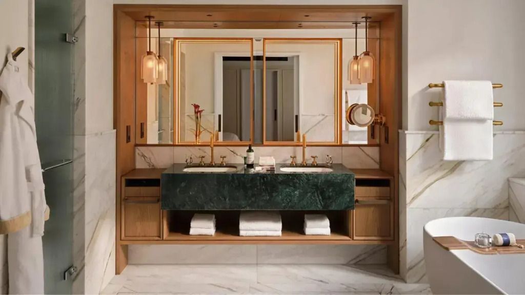 Modernes Badezimmer mit zwei Waschbecken und großen Spiegeln