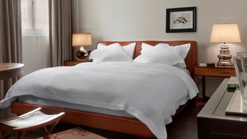 Elegantes Hotelzimmer mit Doppelbett und stilvoller Bettwäsche