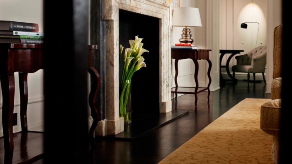 Schicker Kaminbereich mit eleganten Details und Dekoration