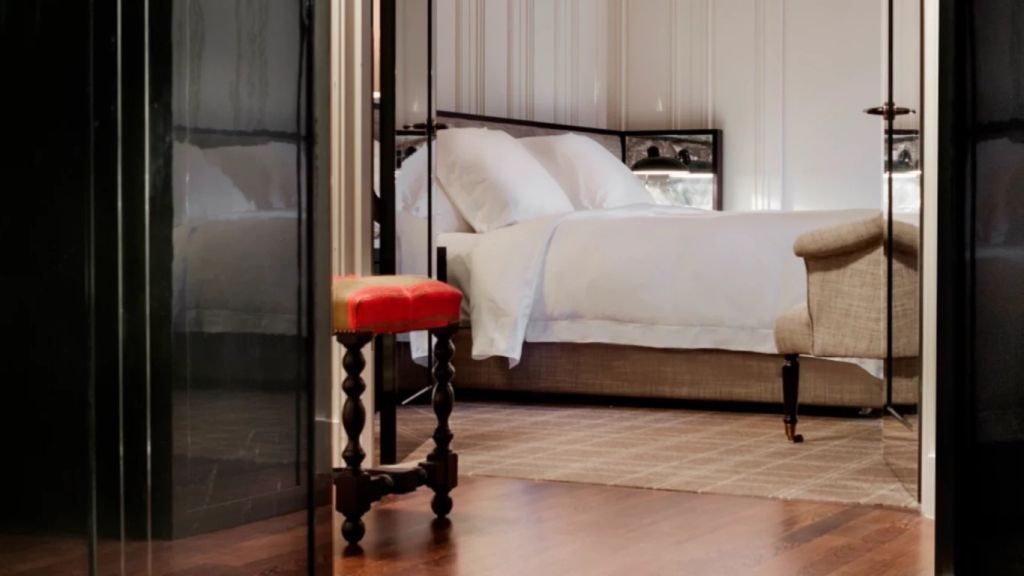 Elegantes Doppelbettzimmer mit stilvoller Dekoration und Holzboden