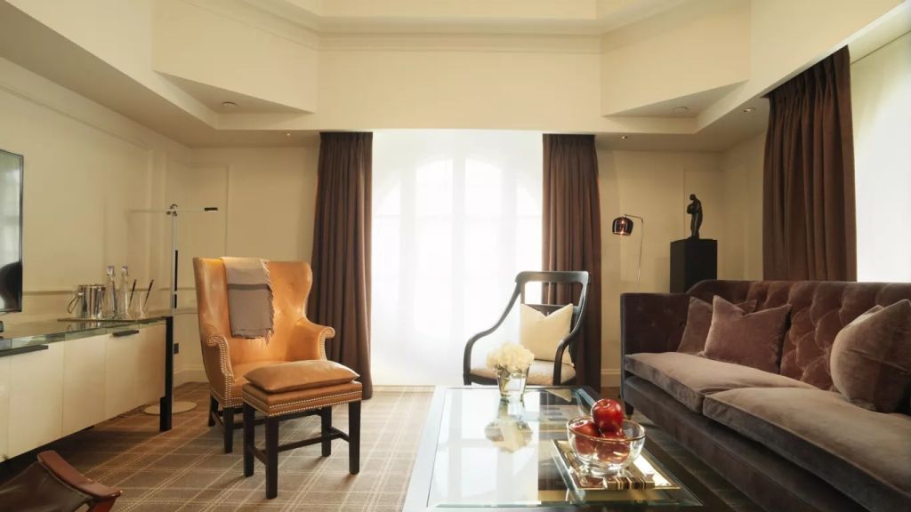 Hochwertig eingerichtetes Wohnzimmer mit stilvollen Möbeln und großem Fenster