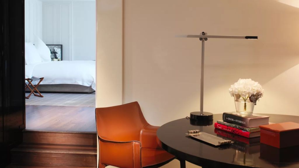 Moderne Zimmerecke mit Ledersessel, Tischlampe und Büchern