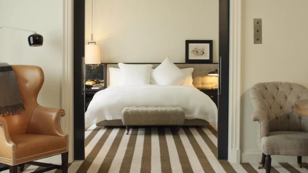 Elegantes Schlafzimmer der Deluxe Doppel Suite mit Doppelbett und stilvollem Dekor