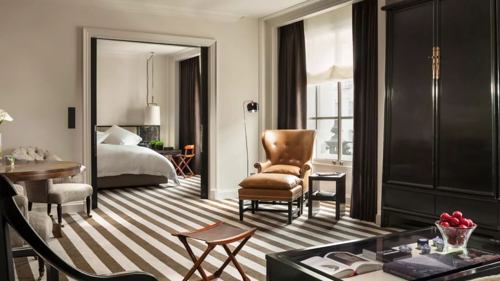 Raffiniertes Wohnzimmer in der Deluxe Doppel Suite mit bequemen Sesseln