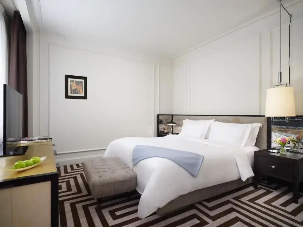 Elegantes Deluxe Doppelzimmer mit großem Doppelbett und modernem Design