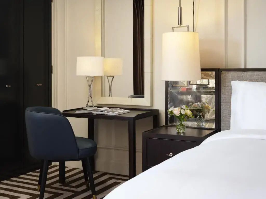 Schreibtischbereich im Executive Zimmer mit modernem Dekor und Beleuchtung