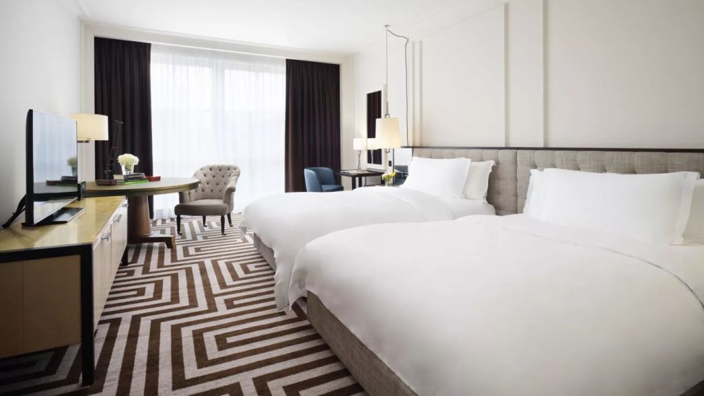 Helles Familiensuite mit zwei Betten und modernem Dekor im Rosewood London.