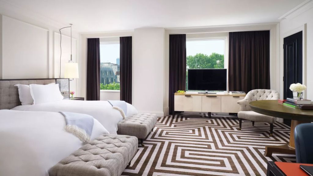 Geräumiges Zimmer mit moderner Einrichtung und Flachbildfernseher im Rosewood London.