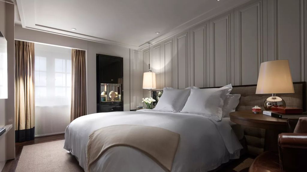 Luxuriöses Schlafzimmer mit Kingsize-Bett und eleganter Beleuchtung im Rosewood London