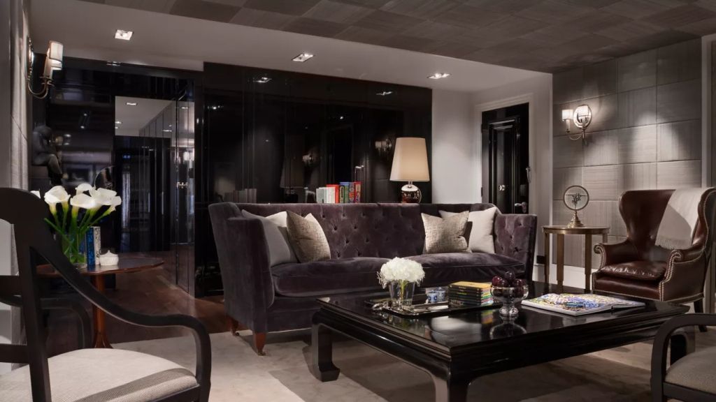 Moderner Wohnbereich mit Samtsofa und stimmungsvoller Beleuchtung im Rosewood London