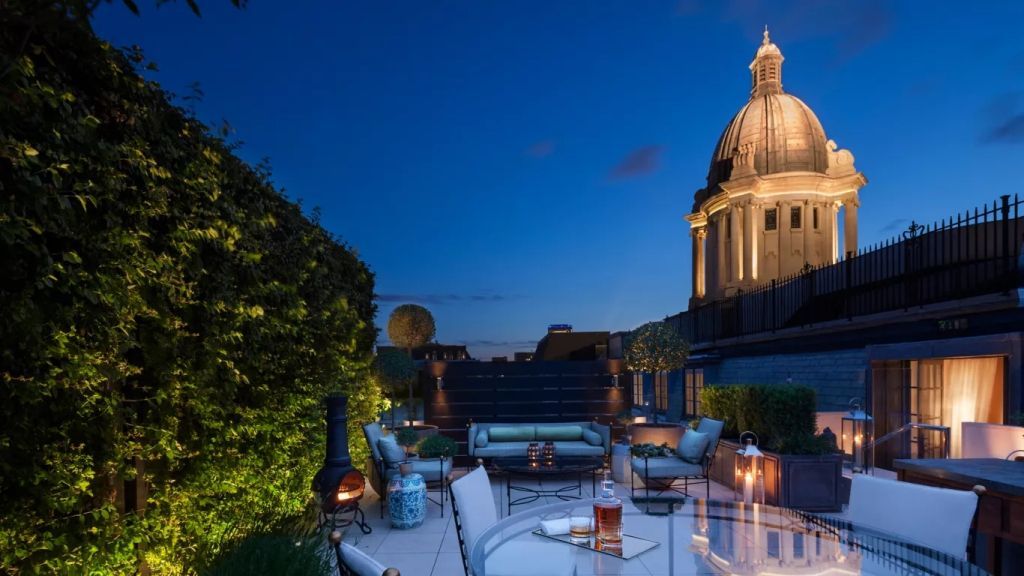 Exklusive Dachterrasse mit Ausblick auf London bei Nacht im Rosewood London