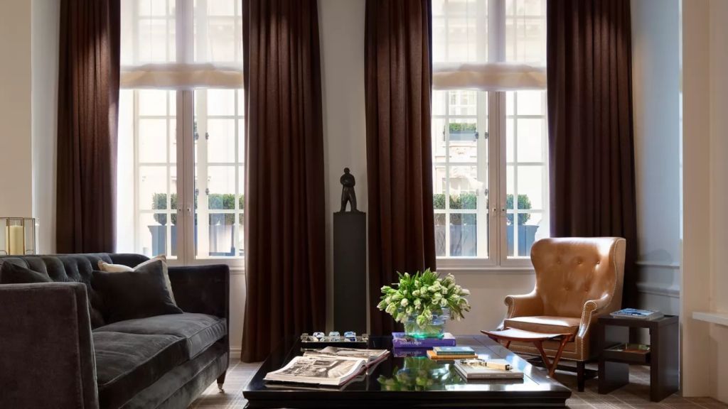 Elegantes Wohnzimmer mit großen Fenstern und luxuriöser Einrichtung im Holborn Doppel House.