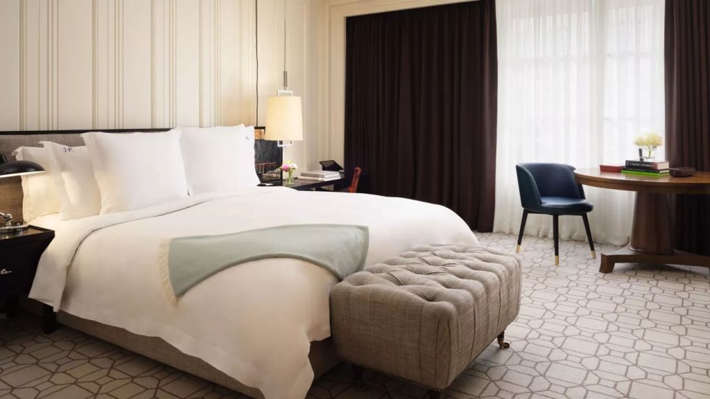 Elegantes Schlafzimmer mit Kingsize-Bett und stilvollen Möbeln im Rosewood London