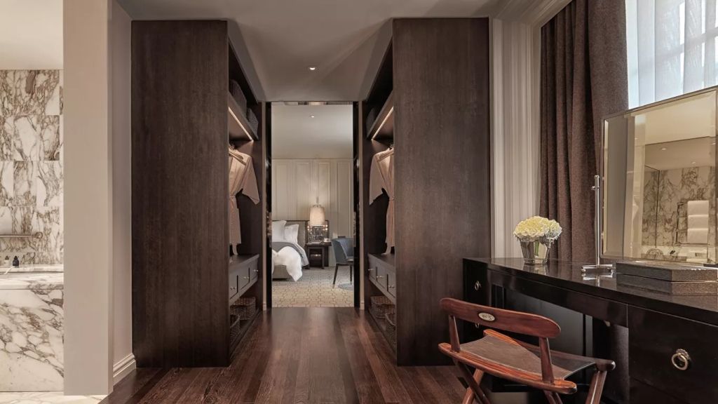 Ankleidebereich mit edlen Holzakzenten und stilvollen Details im Rosewood London