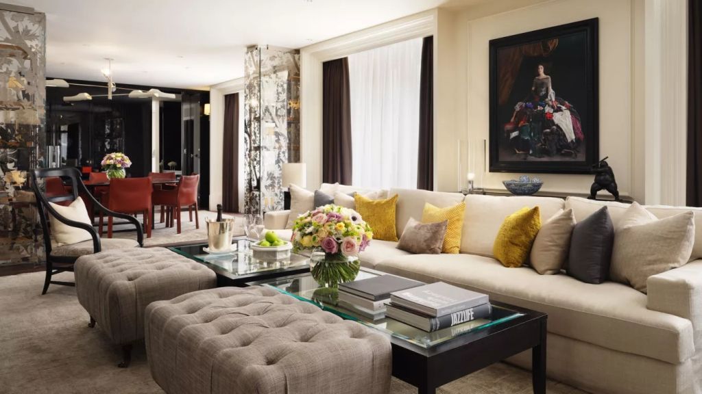 Großzügiges Wohnzimmer mit eleganter Einrichtung und luxuriösem Dekor