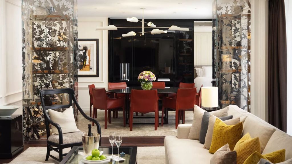 Elegantes Wohnzimmer mit großem Esstisch und stilvollem Dekor