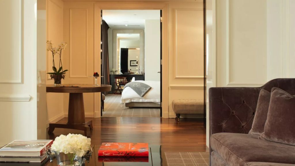 Luxuriöser Wohnbereich der Pearl Doppel Suite mit Übergang zum Schlafzimmer