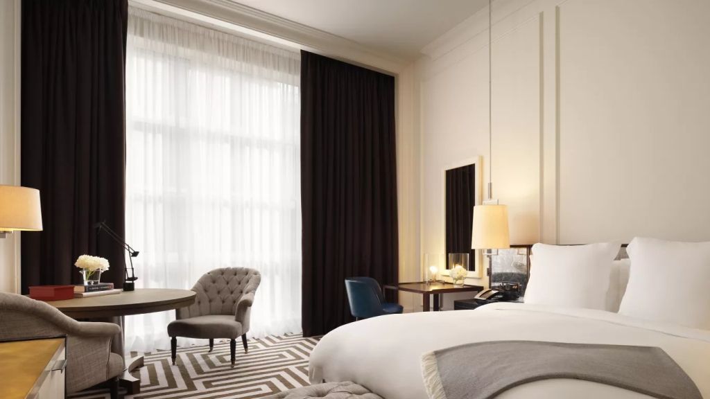 Helles Premier Grand Doppelzimmer mit luxuriösem Bett und eleganter Sitzecke