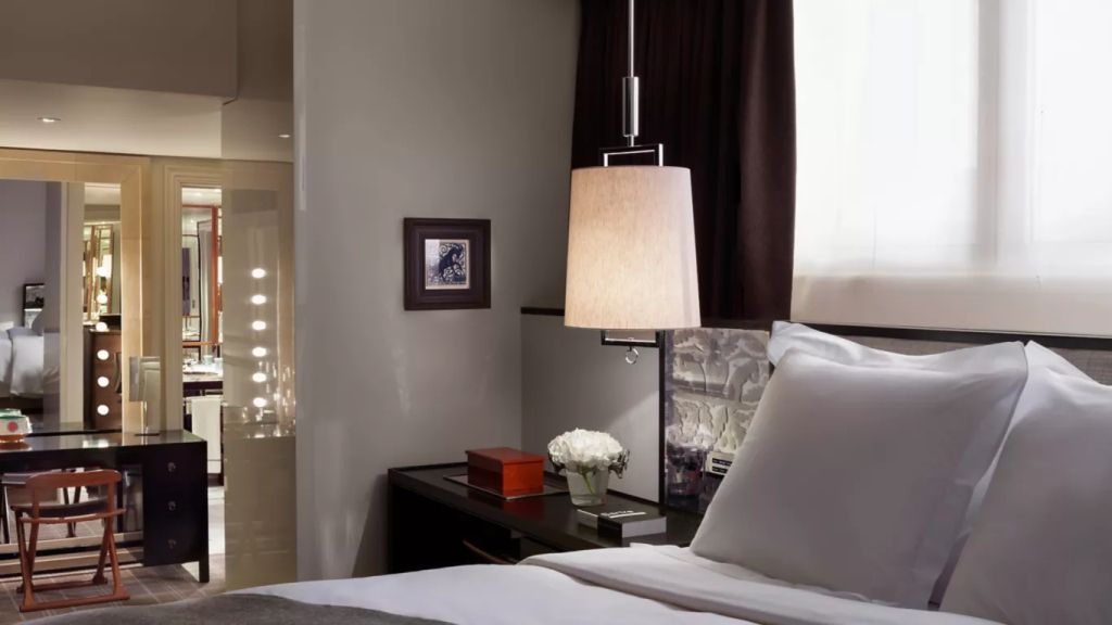 Gemütliches Schlafzimmer der Superior Suite mit warmem Licht und Kunstwerk an der Wand.