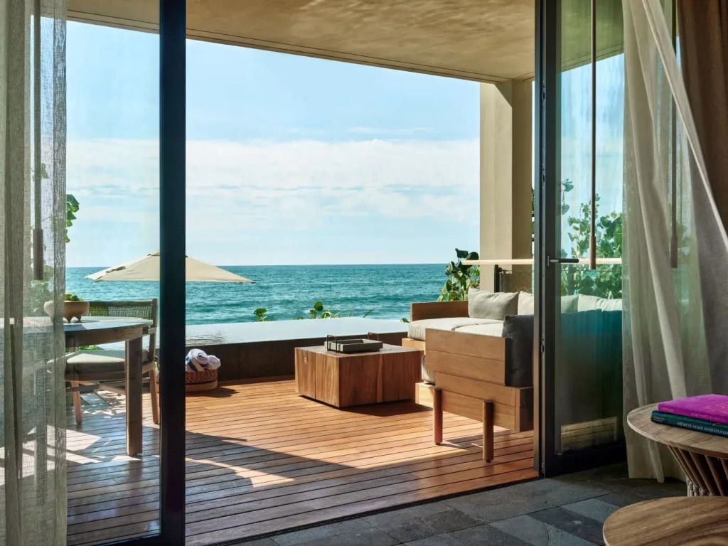 Terrassenbereich mit Meerblick und stilvollen Möbeln