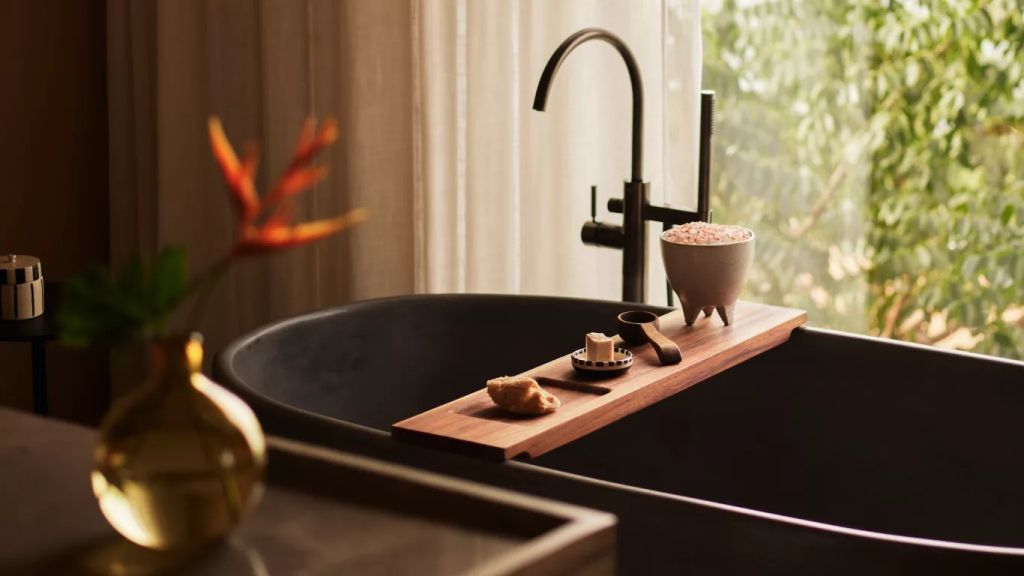 Elegante Badewanne mit Holzablage und stilvollen Armaturen