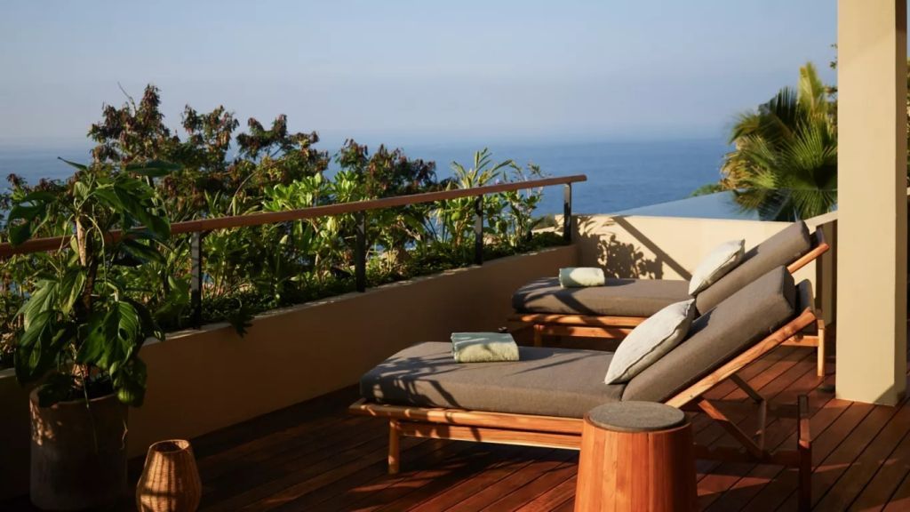 Terrasse mit Liegestühlen und Blick aufs Meer in der Cora Mountaintop Villa