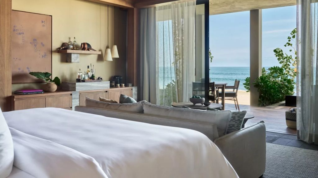Luxuriöse Suite mit Blick auf Strand und Meer durch große Fensterfront