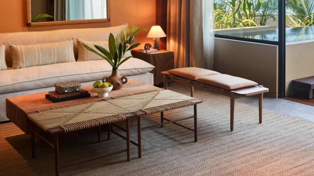 Chic eingerichtetes Wohnzimmer mit natürlichen Materialien und Pflanzen