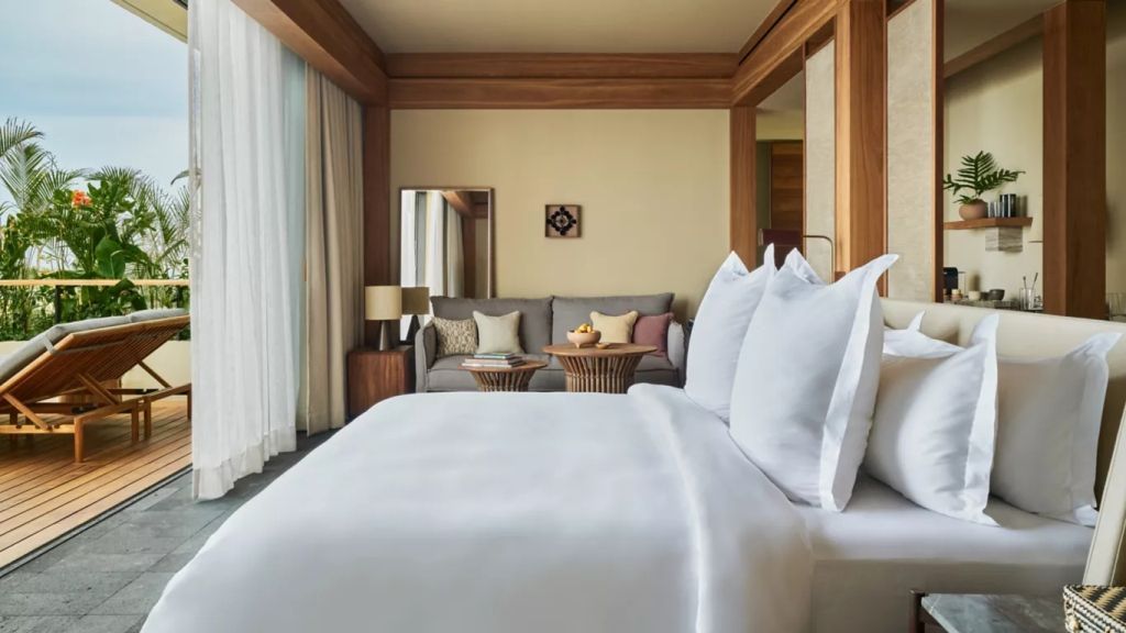 Luxuriöse Suite mit Doppelbett, Sofa und eleganter Dekoration im Rosewood Mandarina.