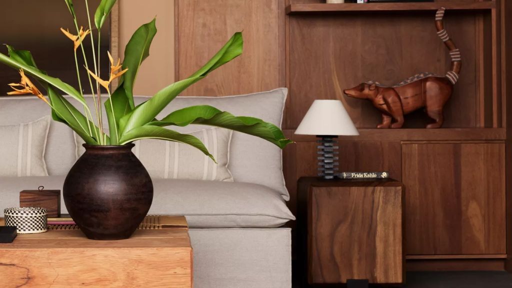Detailansicht einer gemütlichen Ecke mit Pflanze und Lampe in einem luxuriösen Zimmer.