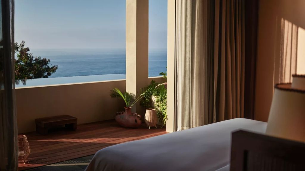 Suite mit Meerblick und eleganter Terrasse im Rosewood Mandarina.