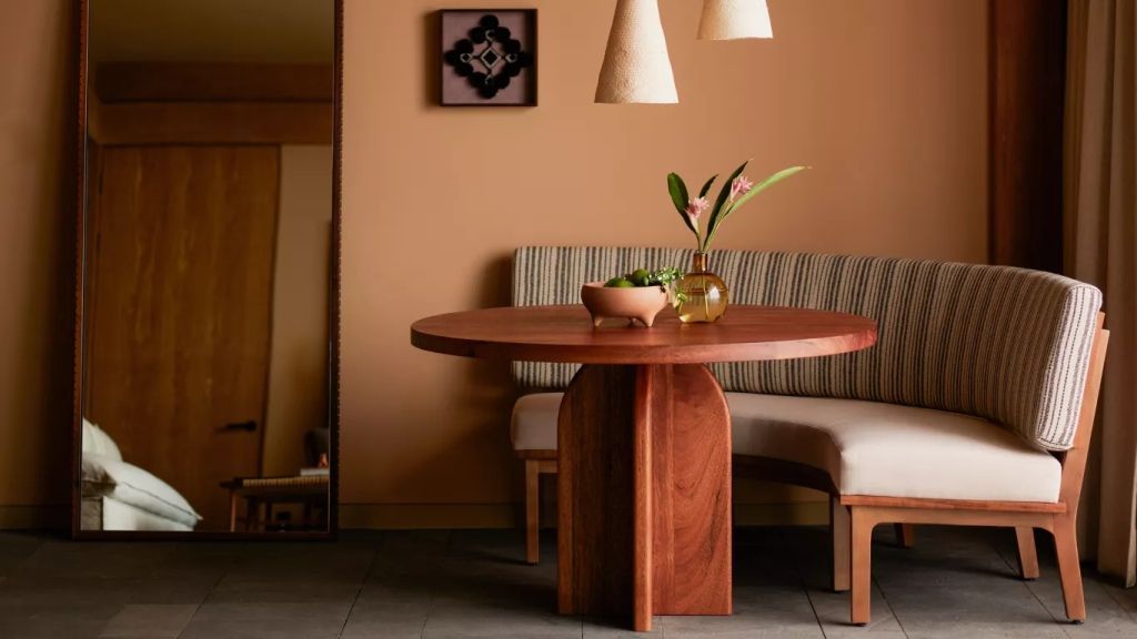 Eleganter Essbereich mit modernem Holztisch und stilvollen Lampen.