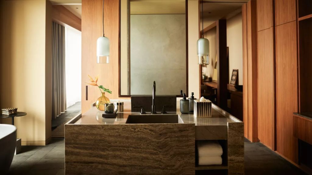 Modernes Badezimmerdesign mit edlen Materialien und Beleuchtung.