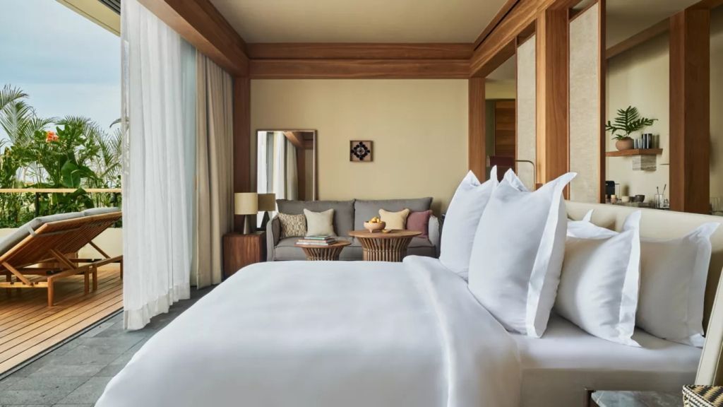 Geräumiges Schlafzimmer mit eleganter Einrichtung und gemütlicher Sitzecke.