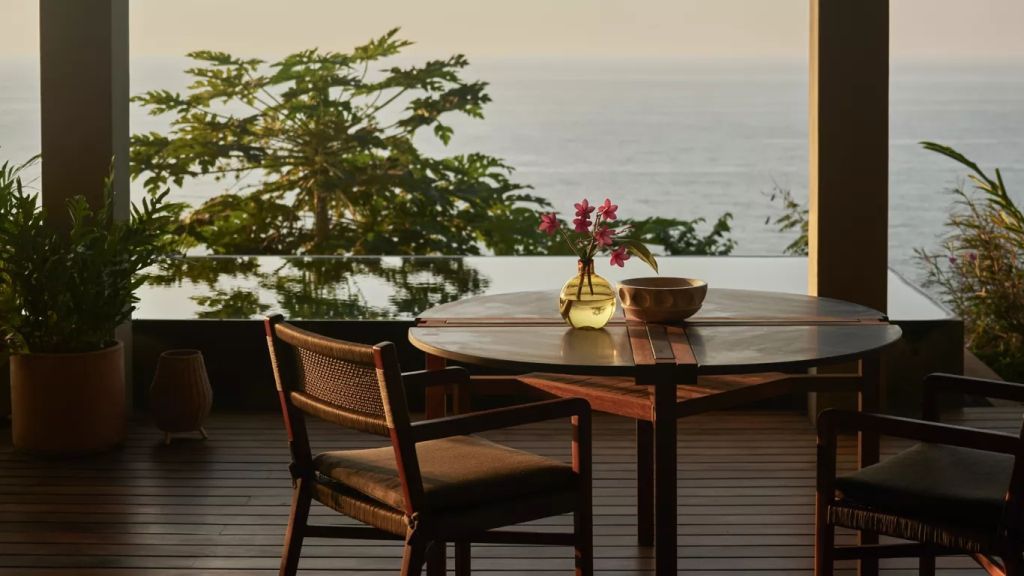 Terrasse mit atemberaubendem Meerblick und elegantem Sitzbereich.