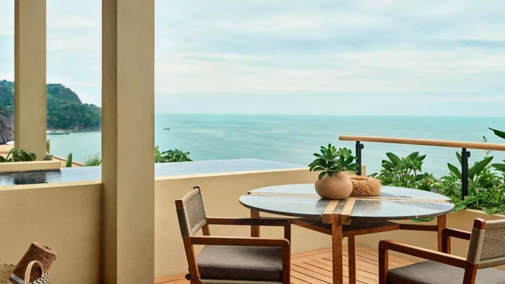 Terrasse mit Pflanzen und Meerblick in eleganter Umgebung.