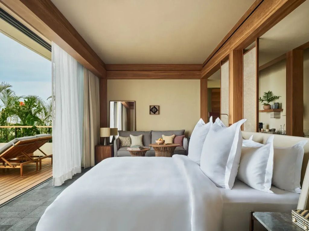 Luxuriöses Schlafzimmer mit Blick auf private Terrasse und Meer.